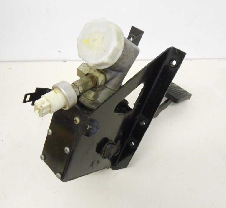 Land Rover Defender 90 110 Puma 2.2 Tdci Clutch Master Pedal Box LR030042 - Image 5